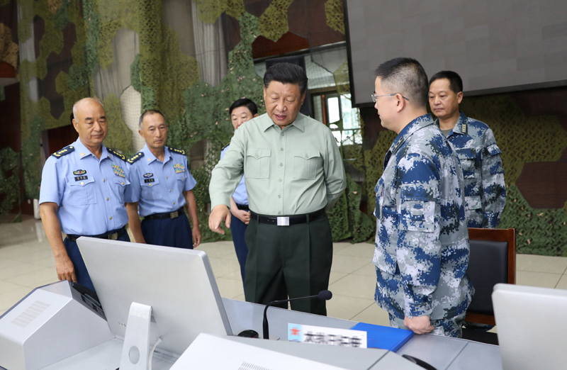 8月22日，中共中央总书记、国家主席、中央军委主席习近平到空军某基地视察。这是习近平查看基地作战指挥中心，了解战备值班和训练情况。