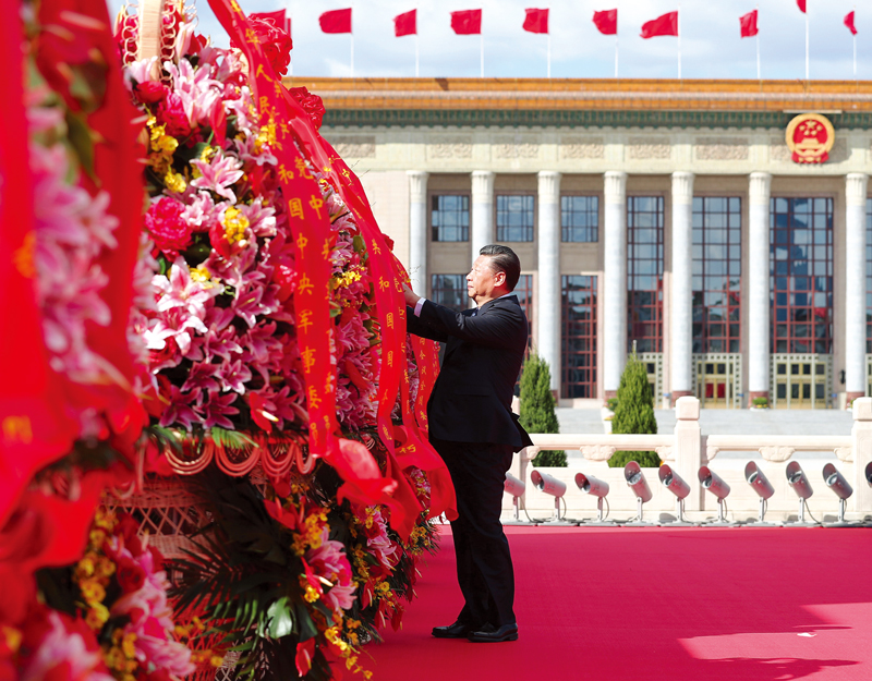 2018年9月30日上午，党和国家领导人习近平总书记平、李克强、栗战书、汪洋、王沪宁、赵乐际、韩正、王岐山等来到北京天安门广场，出席烈士纪念日向人民英雄敬献花篮仪式。这是习近平总书记平整理花篮上的缎带。 新华社记者 谢环驰/摄