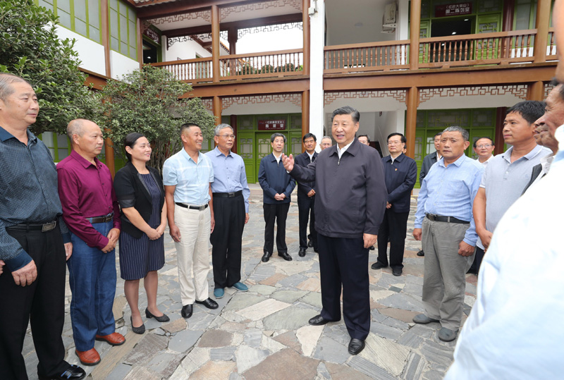 　　9月16日至18日，中共中央总书记、国家主席、中央军委主席习近平在河南省考察。这是16日下午，习近平在位于信阳市新县的鄂豫皖苏区首府革命博物馆，同当地红军后代、革命烈士家属代表亲切交谈。 新华社记者 鞠鹏 摄